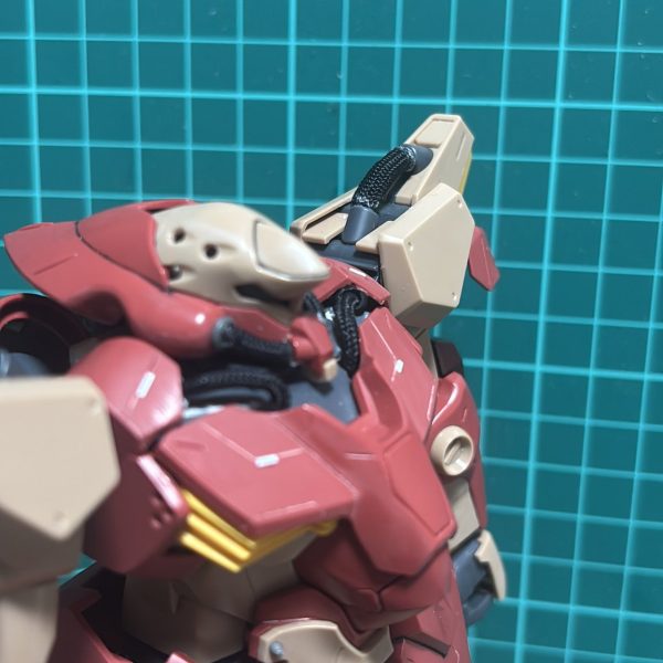 メッサーの各部のパイプについてですが、劇中を確認するとメッシュっぽいので…waveのメッシュワイヤー2mmに変更しました。胸部分はわかりにくいですが、上側はプラパイプもどきを追加。下側はキットに穴を開けてワイヤーを通すようにしています。おくちや肩のパイプはもとのデザインは切り落として、同じ長さでメッシュワイヤーを切り出しました。見てわかる通り接着剤で先端を加工しないと切断面がほつれるのが難点です😱（2枚目）