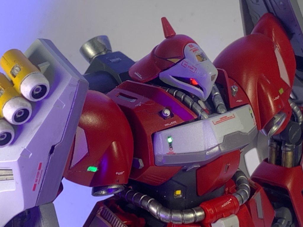 UVライト照射でモノアイを光らせてみました。(zaku-kao6)