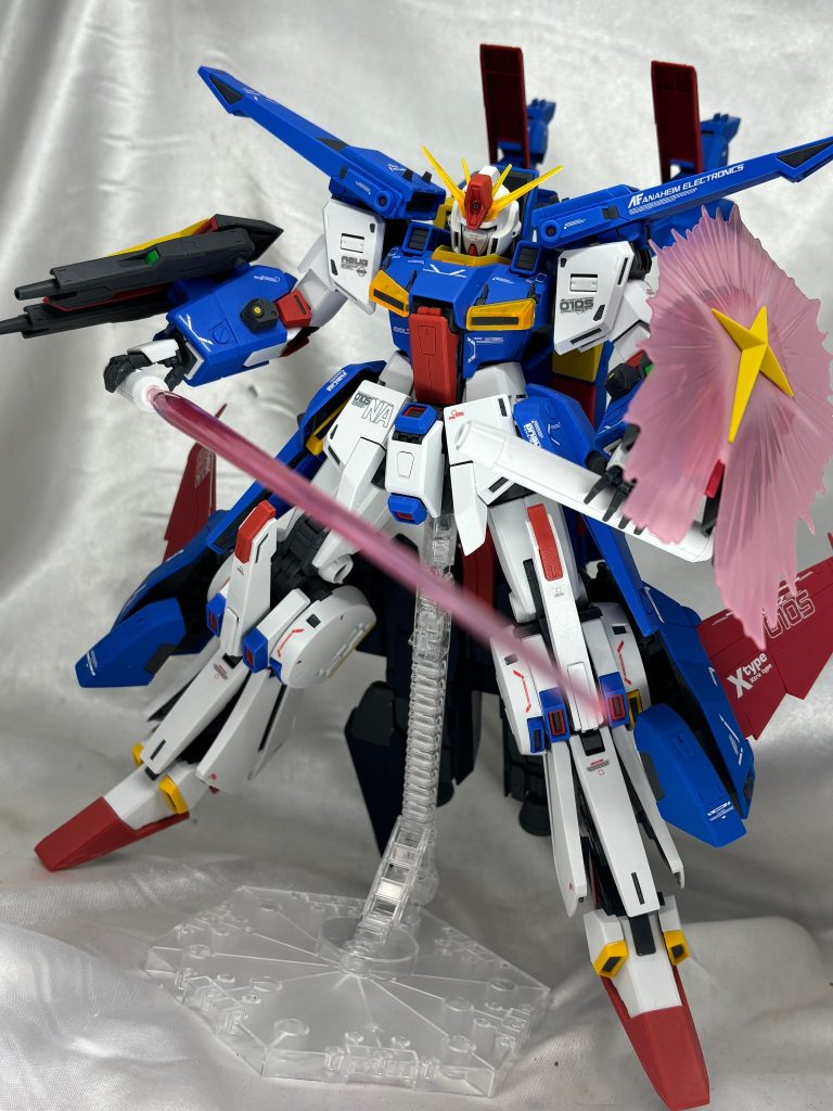 一部にフルアーマーZZのパーツを使ってますが、ある機体を作ったときの余剰なんです。フルアーマーガンダムMk5なんですが完成した喜びでそのままショーケースにぶっこんでしまったので撮影たまた今度。