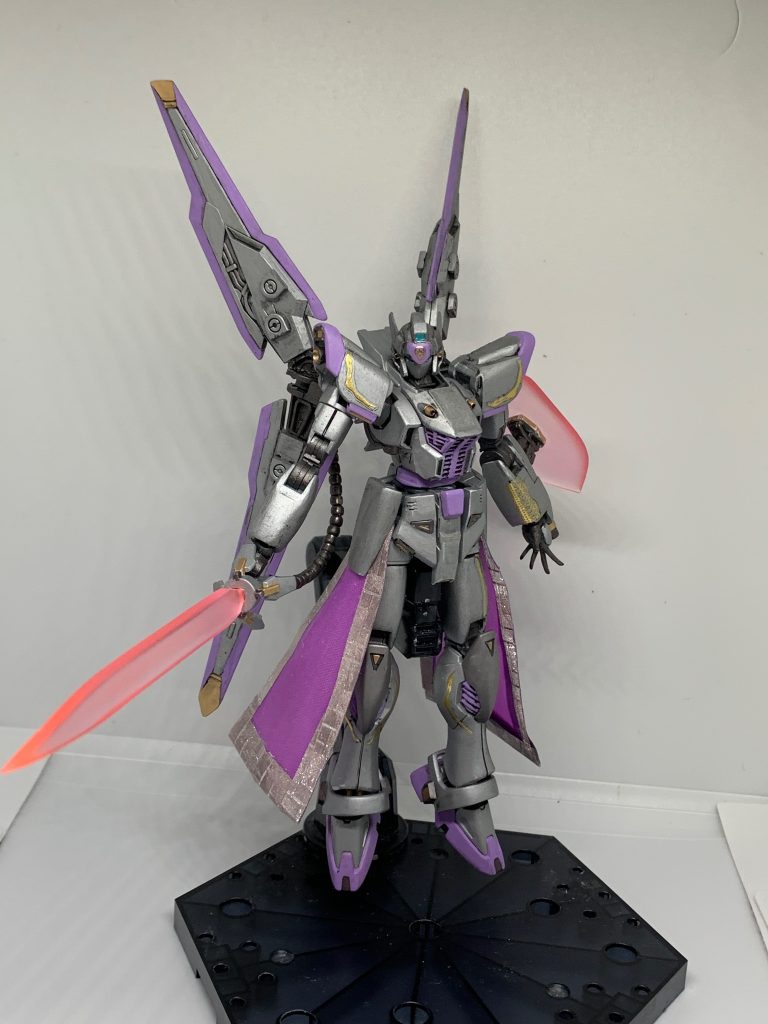 連邦としてはクロスボーンの姫様がいる事で戦意を削ぎたいためにかつての乗機ビギナギナに似た塗装をしています。