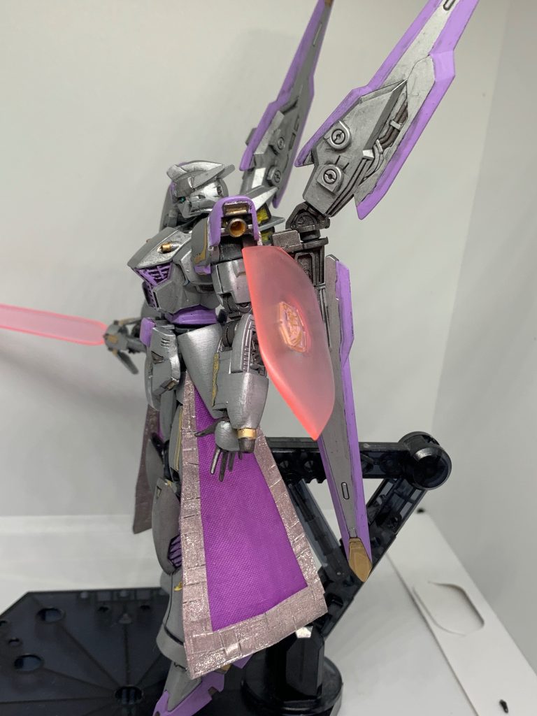 ビームシールドも基部が隠れるように展開します。腰のスカートは後のABCマントになります。f91はスラスター各所にあるんで腰くらいにしかつけるとこありませんでした。