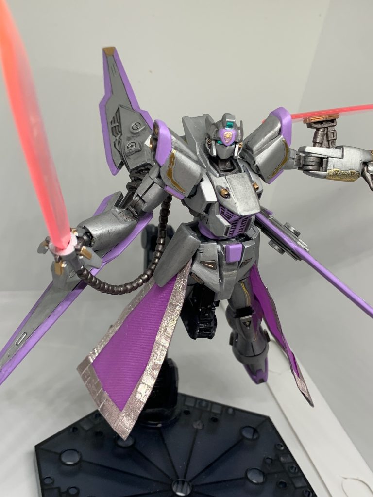 メイン武装は手持ちのビームブロードブレードです。後のザンバーと同じ思想の武器です。ジェネレータ直結で出力上げてます。ヴェスバーは相手を必殺してしまうのでフレキシブルスラスターに変えて機動をあげています。