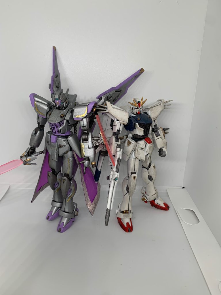通常機と並べると太腿を2mm長くした分デカくなってます。後肩幅縮めてフロントアーマーも縮めて逆に褌は長く全体的にマント角取って丸くしてます。ベラ専用機のビギナギナは赤なのは知っていますが銀の方がイメージだったので銀に紫です。