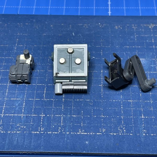 バックパックこんな感じでかためてみました。ボチボチ下半身へ移行予定3週以上　予定より遅れてますバックパックマグネット脱着に変更ビームライフル用の格納アーム追加メカディテール追加　ショルダーアーマーに干渉しないように接続軸を移動チャージケーブルにスプリング採用　芯材にテクノロート0.7を5本　少し硬いので4本を確認予定。（7枚目）