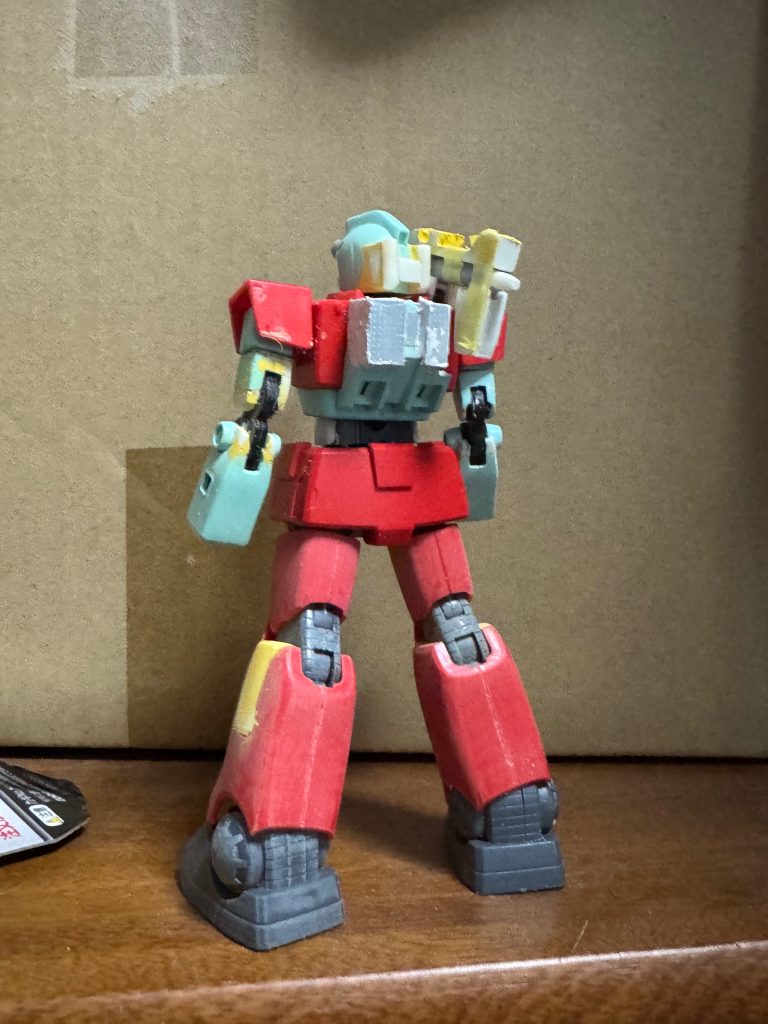 制作途中のバックショット肘関節入れたことによって、少し(だいぶ)腕が長くなってしまった合わせて足も延長したかったが、他のジムと並べた時に背が高くなってしまうのが嫌でそのまま…キャノンもヘッタクソ…