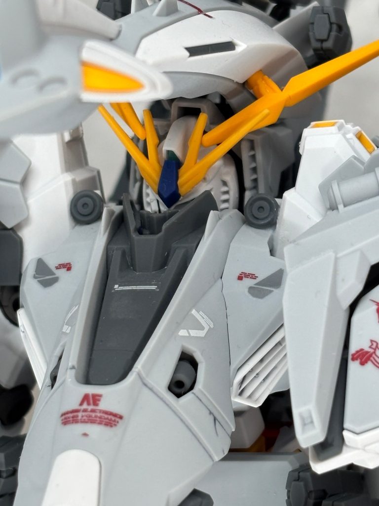 なんと中身はEGのνガンダム。シャアの反乱がアクシズ落とし以降も続いていた場合、アムロのさらなる強化で考えました。