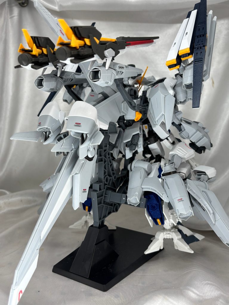 MGνガンダムのデカールを使い、アムロのパーソナルマークなどを貼り付けました。&nbsp;