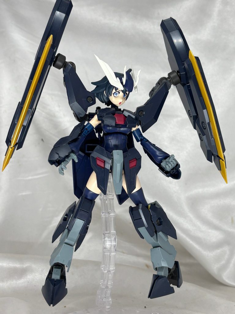 アーム収納形態。肩の装甲はナミさんに接続すると可動に大きな支障が出るのでアーム側に接続しました。正位置だと肩アーマー、アームを展開するとアームの装甲になる感じ