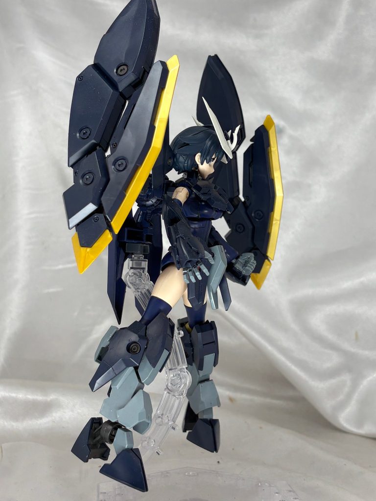 アームが超重量なので当然自立は不可。アームに台座の軸を設置して支えています。