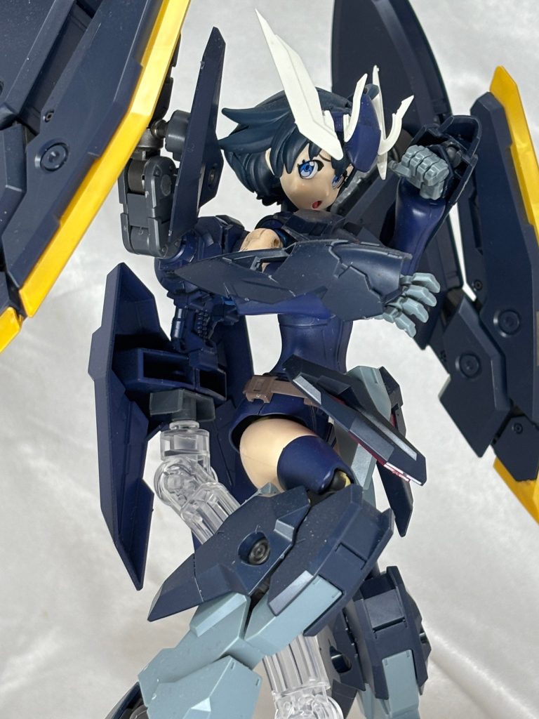 アームは他社のもので補強しています。というかアームは別の機体に転用しているのでこうなりました。かなり軸を入ってるんで自由に動きますが、アームの重量に本体が負けるのでそこまで大胆にはできません。