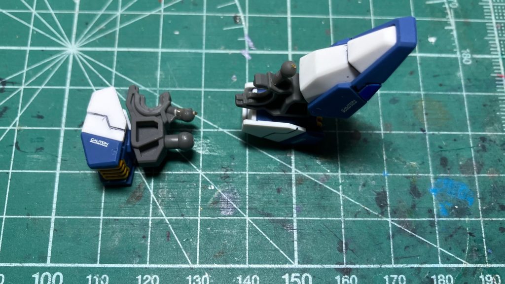 　順調に進んだものの、トップコート直前の串打ち(※持ち手付け作業)の時足首アーマーを外したときに右脚のアーマー接続用ボール軸をねじ切ってしまいました。調整なしで普通にはめ込めていたので油断してました。　ラジオペンチで引っこ抜いて0.8mm真鍮線を通して流し込み速乾タイプのプラセメントで接着。瞬着で補強して乾燥を待ち、ボール部を削って微調整しつつ修復しました。念のため無事だった左側にも真鍮線を通しました。