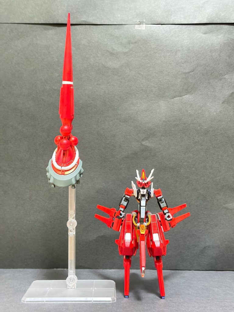 ※写真はTR-7セタンタとゲイヴォルグ武装:ビームサーベル2本、ビームライフル、メガ粒子砲、フェザーファンネル4基•サイコミュ搭載試験用惑星間航行決戦兵器《ゲイヴォルグ》第二次ネオ・ジオン戦争後、「セカンドGP計画」において極秘開発された戦略級投擲兵器。これをベースにレジオンが改修した兵器。サイコミュシステム と サイコフレーム を複合運用することで、“投げた後に誘導可能な超高速質量兵器”という異常な概念を実現した。全長28m、重量30t。外見は巨大な槍状兵装であるが、その本質は「単独で惑星間航行を行う自己推進型破壊弾頭」である。武器本体内部には高密度推進剤および小型熱核融合炉が搭載されており、投擲後も継続加速を行うことで速度を増大。火星圏から発射された場合でも、加速を維持したまま地球圏へ到達可能とされる。誘導にはサイコミュを使用。発射後は搭乗者の感応波を追従し、超長距離下でも目標を再設定可能。従来兵器では不可能だった“惑星間精密狙撃”を成立させた。特筆すべきは終末速度である。理論上、火星圏から最大加速を維持した場合、地球到達時には亜光速領域へ達するとされる。その際に発生する運動エネルギーは、質量30tという小規模兵器でありながら、コロニー落着作戦を上回る壊滅的被害をもたらすと試算された。あまりにも危険性が高く、迎撃不能発射後阻止不可能軌道予測困難単機で文明圏を破壊可能という性質から、「人類が扱うには早すぎた兵器」と評されている。その存在は一部資料にのみ記録され、計画そのものも封印措置が取られたとされる•ミノフスキー•チャージャーマーズ•ミノフスキー•フライトシステムを強化する機能。両脚部のジェネレーターの出力で磁場を形成し、機体と形成した磁場を反発させる。その反発力にミノフスキー粒子の力場による反発力を合わせることで強い推進力を生む。ただし、約３分程しか使用出来ない。