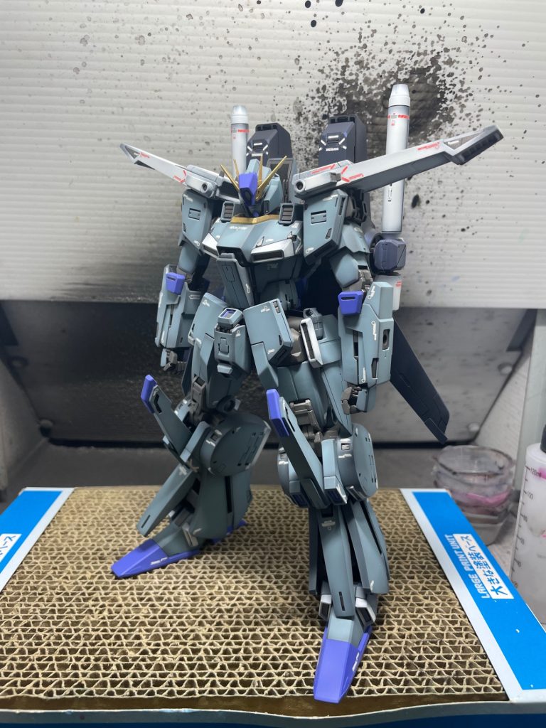 中のダブルゼータさん見えなくなるけどデカールも貼ってます。破損怖いので素立ちしかしてません。中の人も全体的にグラデーション塗装意識してます。