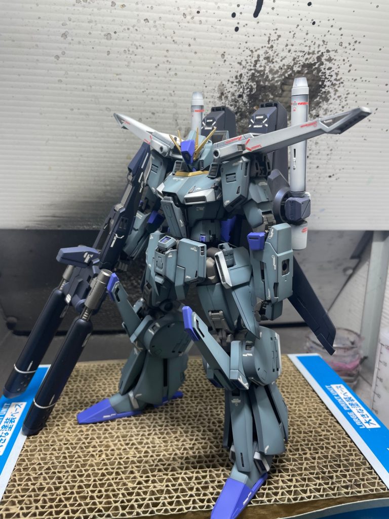 〜ビームライフル持たせて〜ネイビーも塗り分けました。一部グレーだったようですが気付かずほぼネイビーです。とにかくゴツいです。
