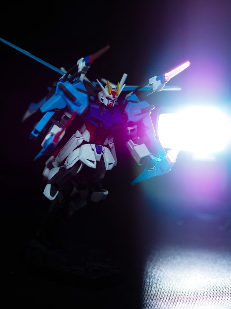 ストロボを使ったらたまたま撮れた写真。なんかアニメのワンシーンを再現したイメージ写真みたいでいいですよね。