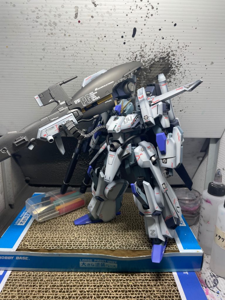 〜ハイパーメガカノンを添えて〜装備すると傾くのでドライバーセットを台座にしてます。ハイパーメガカノンがカッコ良すぎる。。。エネルギーケーブルをつけるのが一苦労でした。あとパーティングラインの処理が大変でした。