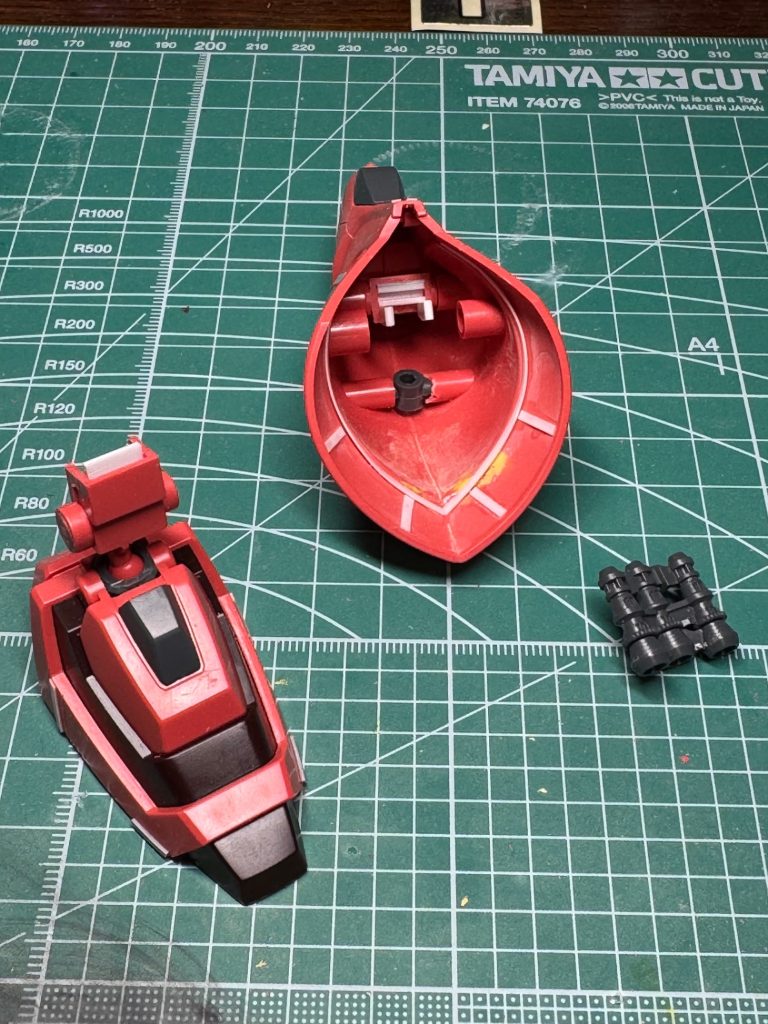 塗装後に接着できるように後ハメ加工しました。