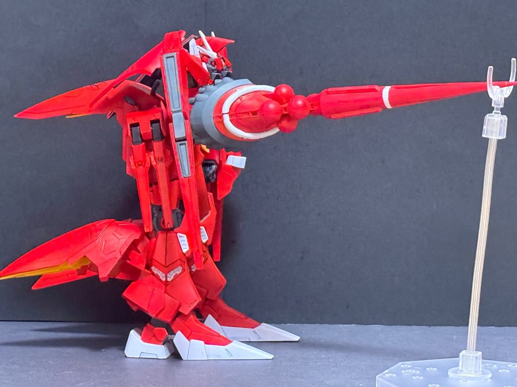 ※写真はゲイヴォルグを構えるクーフーリン【開発経緯②】その後、本機のパーツおよび設計データは、ラビアンローズ8番艦「プラムエイト」よりコンペイトウへと移送される。【地球圏から火星圏へ】だが同時期、ティターンズ残党と合流していた火星レジオンが物資強奪を目的とした強襲作戦を実施。【レジオンによる鹵獲】その混乱の中で、オデュッセウス級5号機は“偶発的に”鹵獲されるに至った。火星圏を統一したレジオンは地球侵攻を目的として戦力増強を進めていたが、ティターンズ残党が強奪したセカンドGP計画のデータを解析した結果、今後地球現状に配備されるであろうオデュッセウス級の兵器群に対し既存戦力では対抗不可能な性能差があることが判明した。