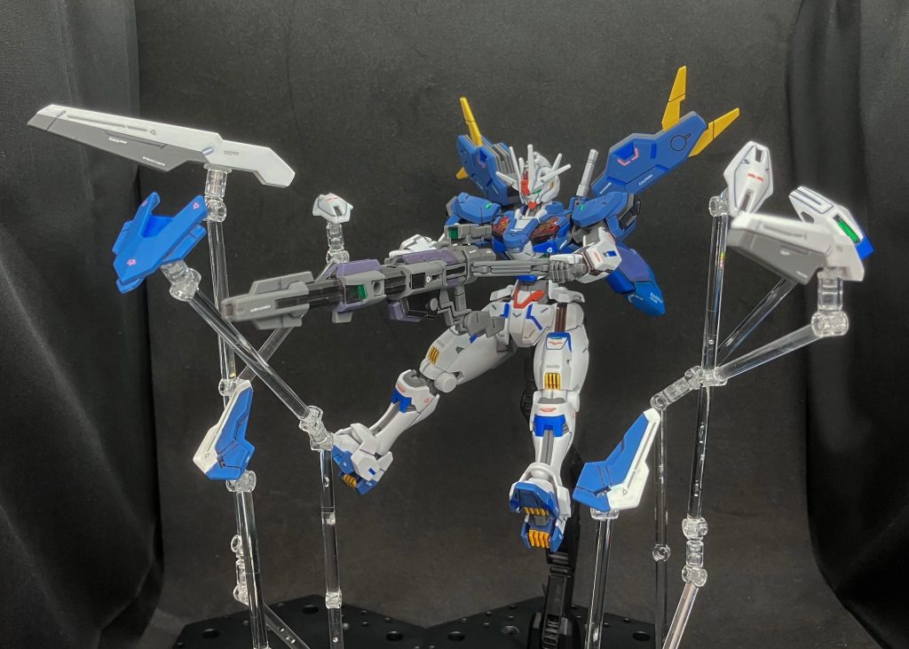 　別売のウェポンディスプレイベースでガンビットを展開した演出も再現可能。