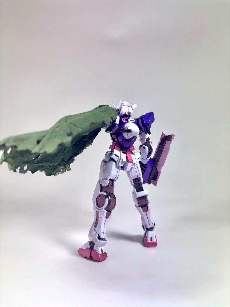 塗装以外にもキットのマントパーツをベースに質感を変化させたりGNソードを腕に密着させる為に接続部分を短縮したりしてます。右足首の装甲は本来無いのですが好みで追加してます。
