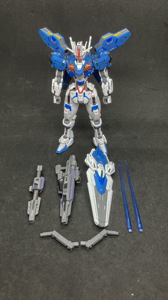 　製作物一覧。塗装はガンダムマーカーが中心です。青＝ガンダムマーカー　ガンダムブルー水色＝同ライトブルー白＝同ニューホワイト黄＝同イエローグレー1＝同グレーグレー2＝同メカグレーガンメタ＝同ヘビーガンメタリック青紫＝30MMマーカー　30MMブルーパープル黒＝水性ホビーカラー　つや消しブラック　意図的に元のエアリアルから青やガンメタの塗り分けを増やして情報量をアップ。デカールは別売のガンダムデカール「水星の魔女汎用①」のエアリアル用＋ミラソウル社製フライトユニット用を使用(デミシリーズ向けに複数買っていたので)。エアリアル用はほぼ本来の指定位置通りに貼っています。フライトユニットは面構成の違い故にアレンジしてほぼ独自に貼りました。　デカールまで終わったらいつものように水性ホビーカラーのつや消しとUVカットスムースクリアーを1瓶ずつ混ぜ、乾燥後にセンサーやシェルユニットのシールを貼りました。　ゆくゆくはキャリバーンもデカールワーク同じように施して製作してみたいですね。