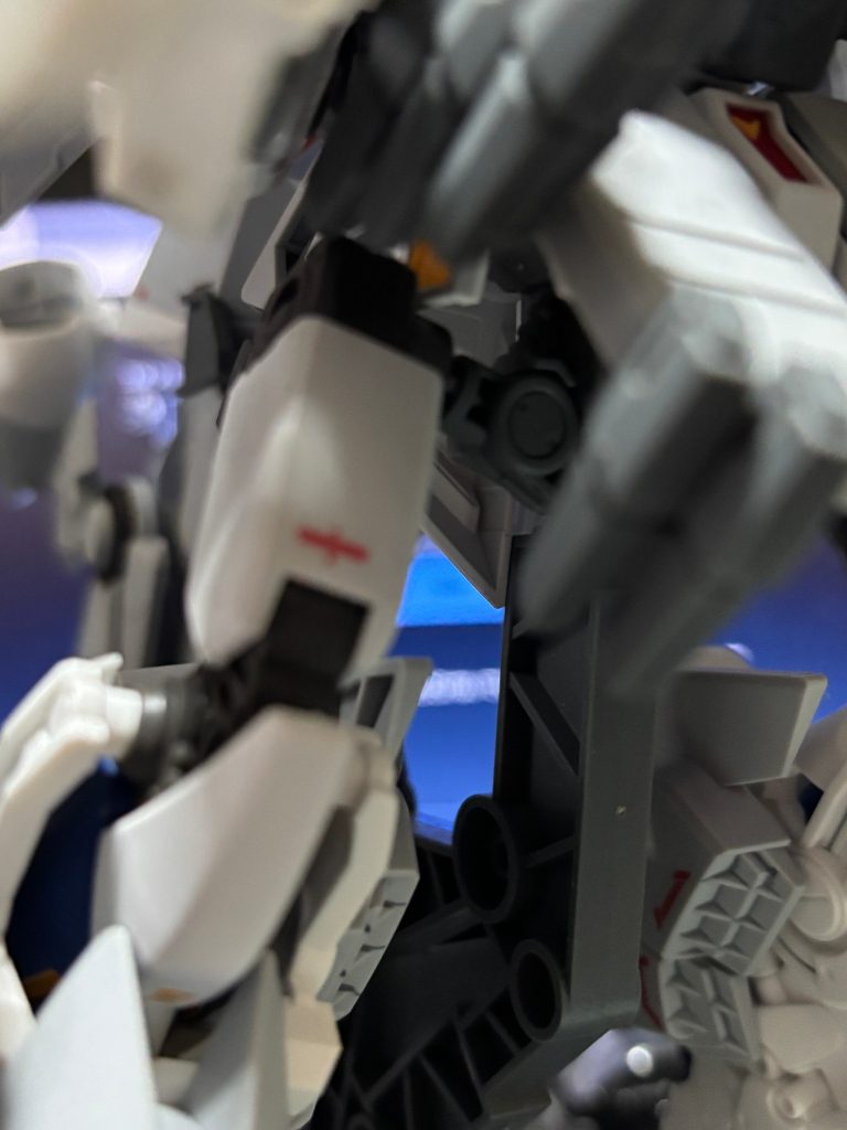 脚の接続。股関節延長のパーツをEGνガンダムの下半身に接着し、脚側のボールジョイント部分をコトブキヤのメカサプライジョイントセットEの5ｍｍ径の穴がアリュゼウスの股関節軸とほぼ同系なので、ここで接続しています。膝から下はまさかの無加工で接続できます。膝横の穴の径がぴったりです