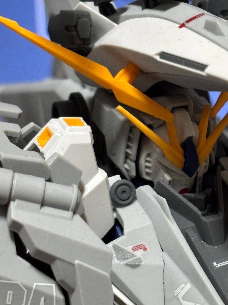 肩パーツは外して胴体に接着、そこにアリュゼウス純正の追加装備接続パーツを接着し、そこからアリュゼウスを接続します。ボディはもうどう頑張っても接続できないんでEGνの襟元をがっつり開口して本来接続するアリュゼウスのジョイントを接着しました。