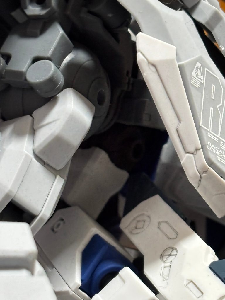 肩回りの負荷がえげつないんで肩アーマーとボディはがちがちに接着してるんで腕のクリアランスはかなり削られてます。