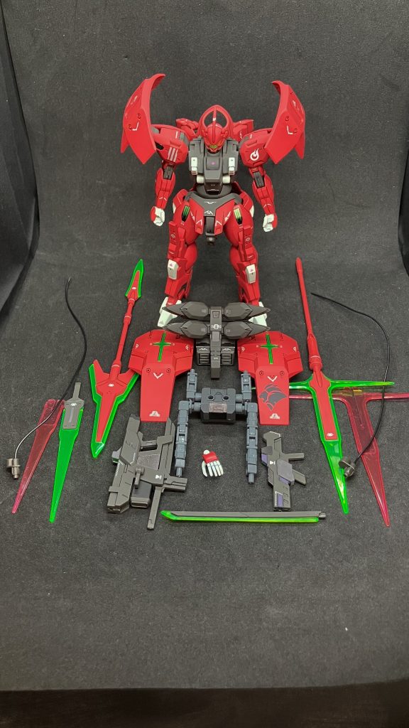 　製作物一覧。塗装はガンダムマーカーが中心です。グレー1＝ガンダムグレーグレー2＝同メカグレーガンメタ＝同ヘビーガンメタリックパルチザン赤＝水性ガンダムカラー　ダリルバルデレッド　デカールは別売のガンダムデカール「水星の魔女汎用③」のダリルバルデ用＋ディランザ共通用、グエル専用機用を使用(デミシリーズ向けに複数買っていたので)。グスサー・イーシュヴァラとダヤ・アンビカー、ライフルのマーキングは初期装備の貼る位置を真似つつアレンジしました。　デカールまで終わったらいつものように水性ホビーカラーのつや消しとUVカットスムースクリアーを1瓶ずつ混ぜ、乾燥後にセンサーやシェルユニットのシールを貼りました。