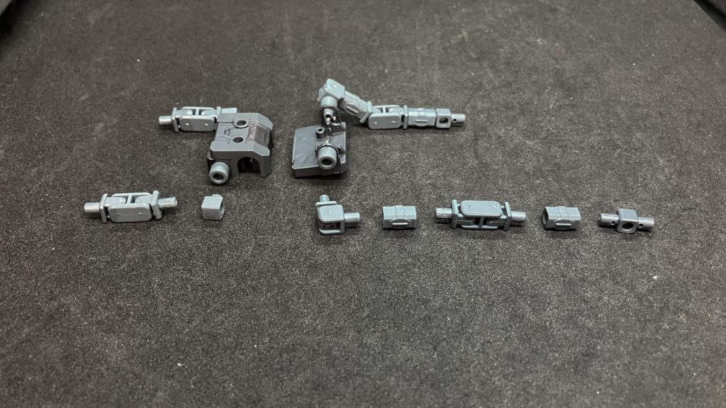 　リブスタ・ファタ形態用の中継バックパックはこんな感じ。「ガンダムブレイカーバトローグ」のグフクリムゾンカスタムに付属していたジョイントを組み合わせた基部に30MMの軸延長ジョイントを4つ固定し、パワードアームズパワーダーの一重、二重関節や過去のカスタマイズキャンペーン品のジョイントを組み合わせています。