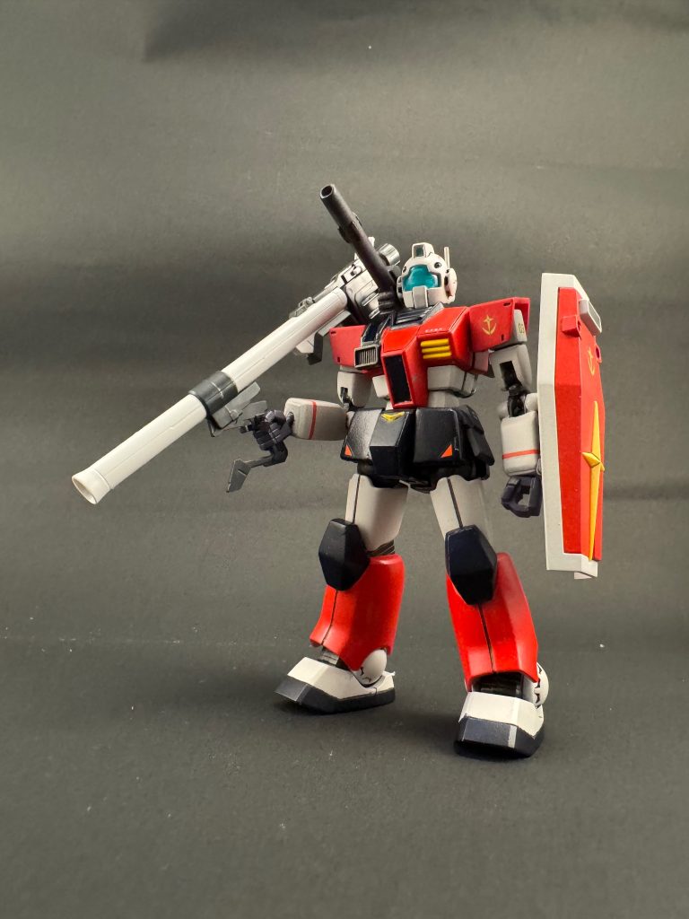 HGジムにガンキャノンの下半身を加工して作りましたジムキャノンを作ろうと思った時、ガンキャノンの足を加工して作ろうとジャンクでガンキャノンの下半身を手に入れたびっくりしたのはガンキャノンの下半身がめちゃくちゃ良く動くなのでジムの下半身を潔く諦め、ガンキャノンの下半身をちょい加工で取り付けましたそれに合わせて上半身の可動域を広げました前に作ったジムの肩の可動域向上の改造に加えて肘を二重関節に1番懸念していた肩の可動とキャノンの取り付けも、まーなんとかなりました