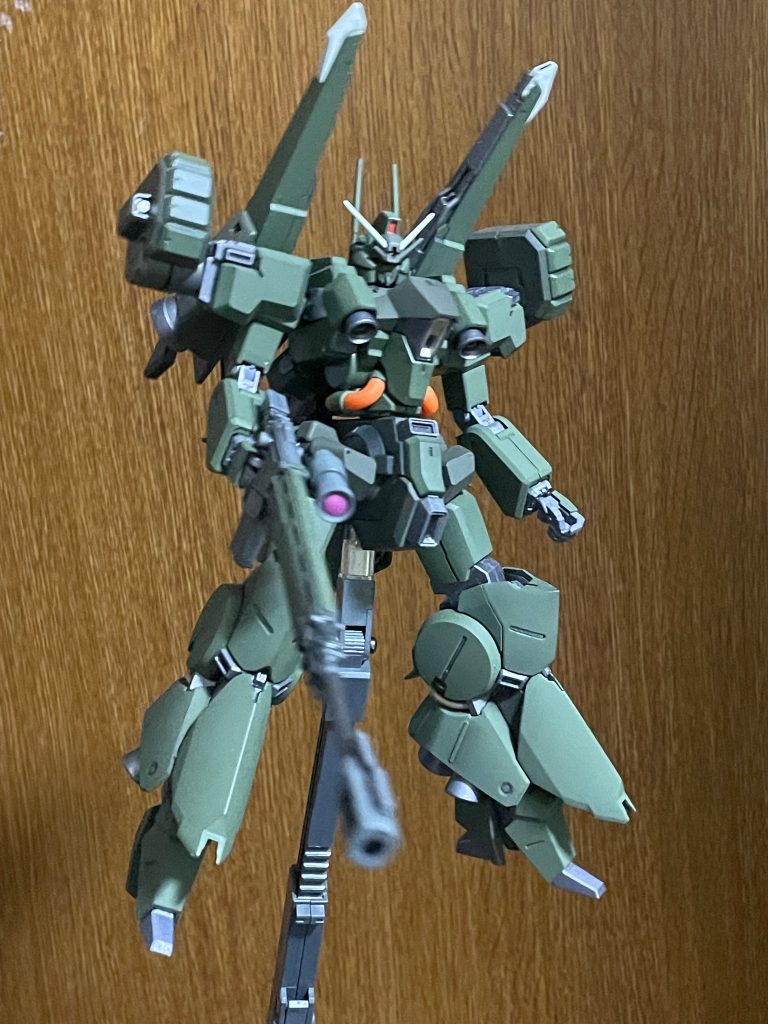 2番機。対艦ライフルとミサイル装備の支援型。こちらはドーベンウルフとシルヴァバレトサプレッサーとのミキシング。ジャンクパーツなのでアンテナ折れてますが、それはそれでアリかなと。