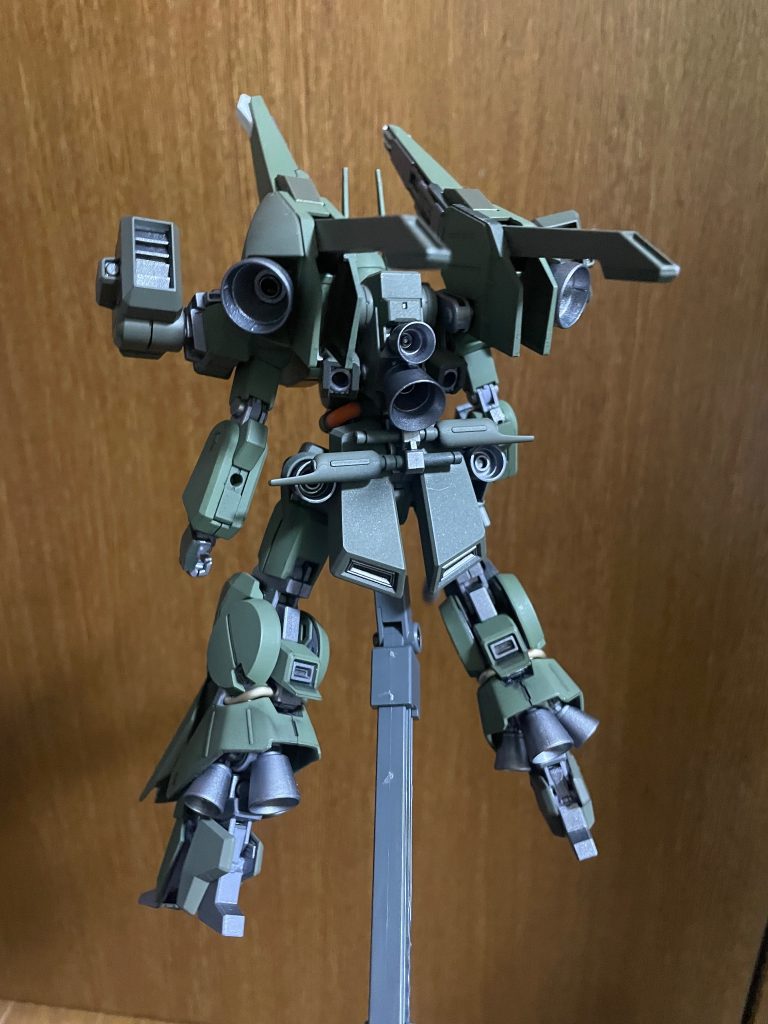 背中に装備していたミサイルを両肩に移設してます。1番機に比べればシンプルな印象ですが、充分こちらもモリモリですね。