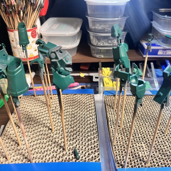 ようやくカラーバージョンが手に入ったので、塗装します、ようやくフルメカ3バカに着手できるぜ…&nbsp;ブルー部分調色して塗装したけど、、、緑すぎるか？（3枚目）