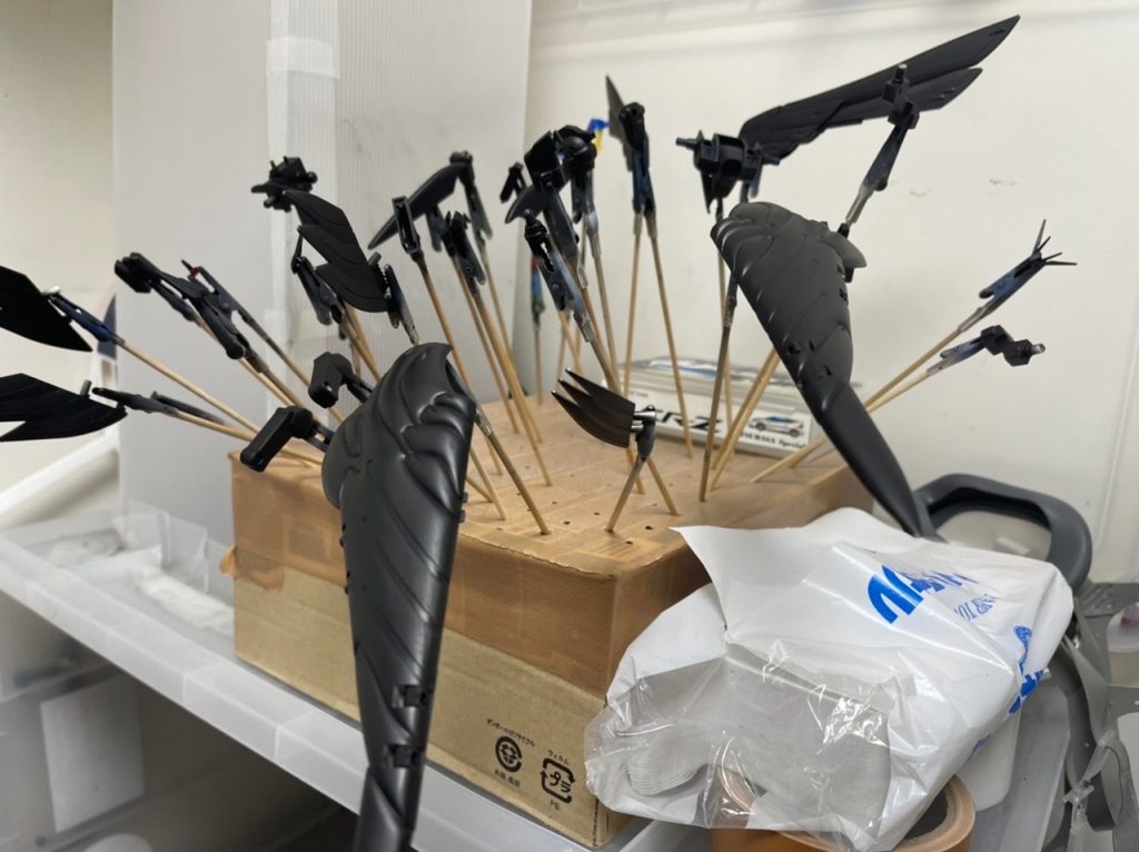 まずは表面処理後に黒サーフェイサーを吹き付けます。
