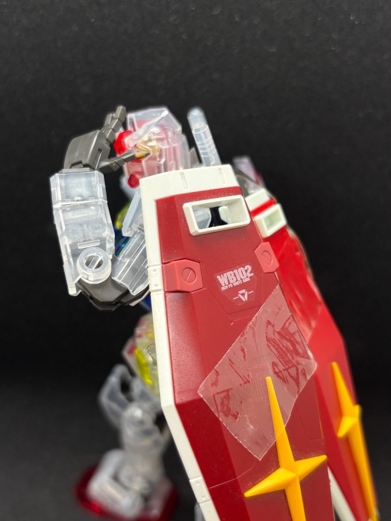 ガンダムの盾をセロハンテープで貼っただけです。ペルソナ 3と言うゲームのタナトスの棺桶から着想を得ました。