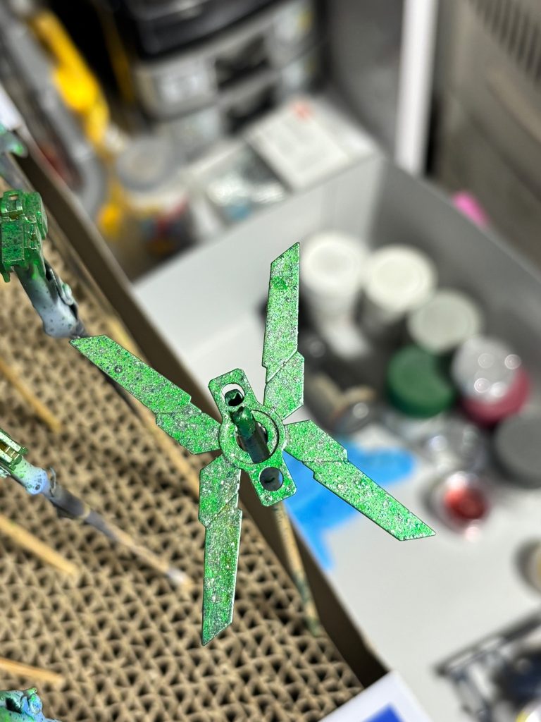 サイコフレームは歯ブラシを使った飛沫塗装を施し