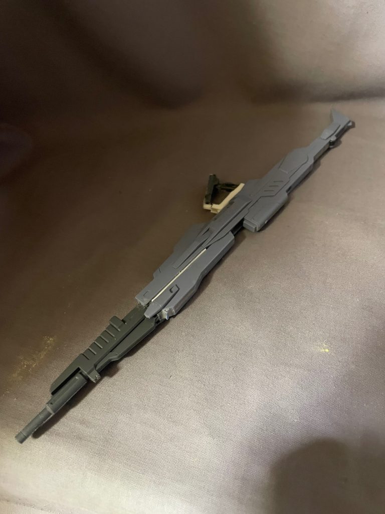 メガランチャーは1/100&nbsp;ルナマリアザクのジャンクにキットのライフルの持ち手と先っぽをくっつけて作りました。せっかくなので、Z IIの上にトリガーがあるデザインにしました。なにげに、この白いメガランチャーが一番のお気に入りだったりします🎵