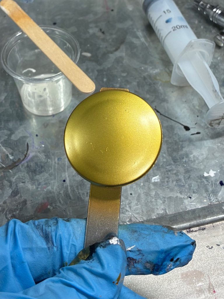 金ギラついた金ではなく古来から使われていたらしい真鍮をイメージ。ガイア新色のブリオンゴールドにクレオスのスーパークロームシルバー2を混ぜた。金銀の割合は6:4か5:5ぐらいとかなりシルバーが入っている。コートなしの状態ではかなり粒子感が抑えられて上品な印象。ヌルッとした光り方をする。光沢でコートするとブリオンゴールド特有の粒子感が復活するが今回の意匠と合わないので不採用。一応コートのつもりでモデリングワックスのみ塗布。