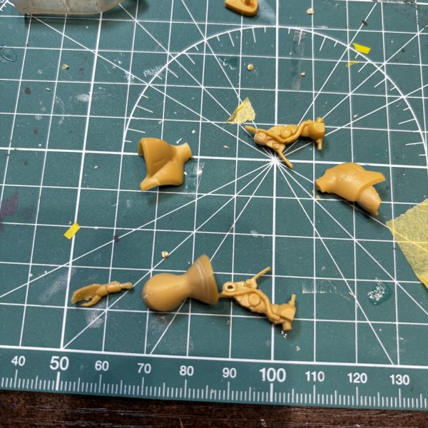合わせ目消しのためにあとはめ加工しました。削る部分が少なくて楽と捉えるか、パーツ小さくしんどいなと捉えるかは自分の気持ち一つです😆加工したのは下腕、手首、スネ、カカト、ヒザアーマー、見えなくなる肩は省略。明日はサフ吹けるかな⭐️（4枚目）
