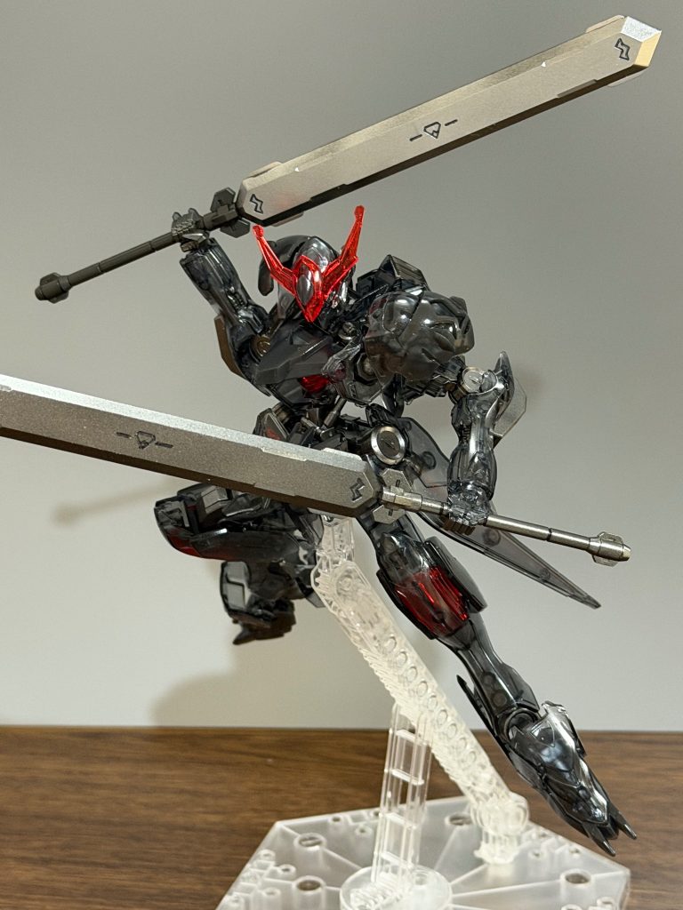 あんまり色違いのガンプラとか買わないんですがバルバトスの黒と赤はカッコイイなと思いくじ頑張りました