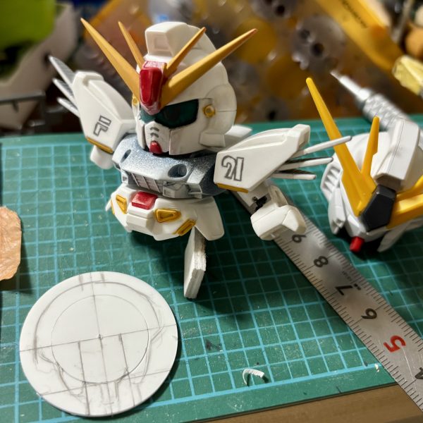 閲覧ありがとうございます＾＾SDガンダムF９１横井氏寄せverを制作中素材はSDガンダム７４ガンダムF９１を使用ガンダムビルドダイバーズボールデンアームズ のボールジョイント を稼働部分 に 使用　頭部 等 各部 の 拡張 に100均 プラ板１,８ミリ厚 の 軟質素材 をＲ曲げ 加工が捗りました。＾＾（7枚目）