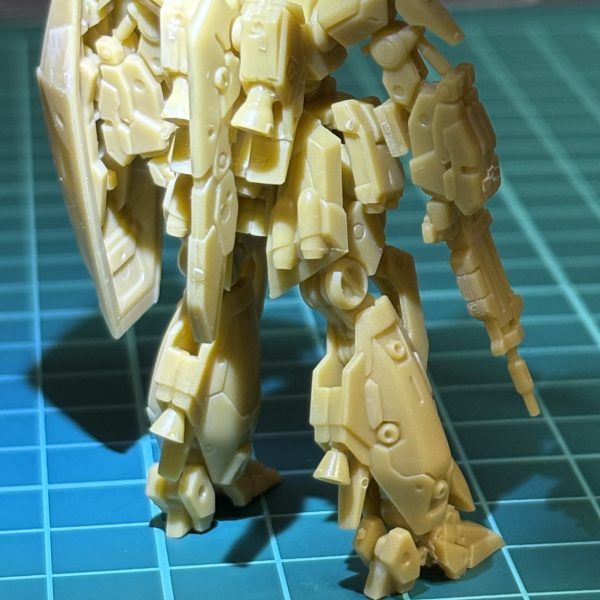&nbsp;初投稿アーティファクトの出来が良く、素組ですけど思わず投稿しちゃいました。素組でも5cmのモノがここまでのアップに耐えれるって正直スゴイと思います。差し替え変形は無理でした…足首折れちゃうし、仕方なく接着。　もう一体予備あるので、二体目では金属軸にする予定。皆さんの作品を参考に塗装も頑張りたいけど、果たしてキレイに塗れるのか…老眼にツライね（2枚目）