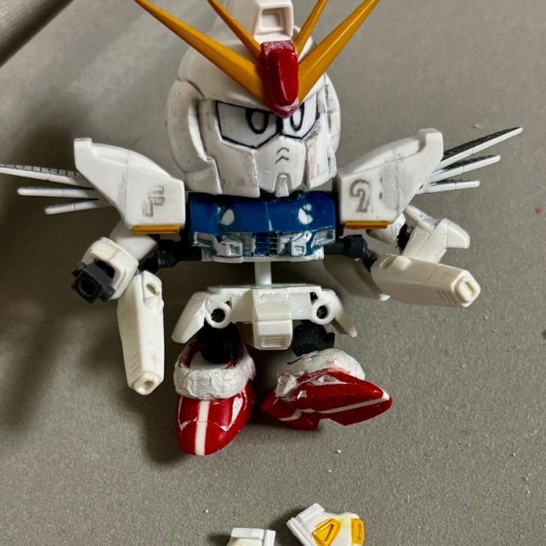 閲覧ありがとうございます＾＾SDガンダムF９１横井氏寄せverを制作中素材はSDガンダム７４ガンダムF９１を使用ガンダムビルドダイバーズボールデンアームズ のボールジョイント を稼働部分 に 使用　頭部 等 各部 の 拡張 に100均 プラ板１,８ミリ厚 の 軟質素材 をＲ曲げ 加工が捗りました。＾＾（1枚目）