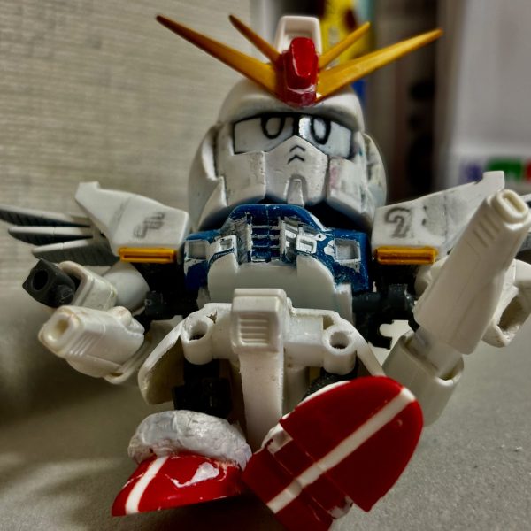 閲覧ありがとうございます＾＾SDガンダムF９１横井氏寄せverを制作中素材はSDガンダム７４ガンダムF９１を使用ガンダムビルドダイバーズボールデンアームズ のボールジョイント を稼働部分 に 使用　頭部 等 各部 の 拡張 に100均 プラ板１,８ミリ厚 の 軟質素材 をＲ曲げ 加工が捗りました。＾＾（2枚目）