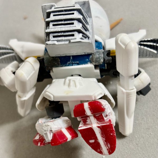 閲覧ありがとうございます＾＾SDガンダムF９１横井氏寄せverを制作中素材はSDガンダム７４ガンダムF９１を使用ガンダムビルドダイバーズボールデンアームズ のボールジョイント を稼働部分 に 使用　頭部 等 各部 の 拡張 に100均 プラ板１,８ミリ厚 の 軟質素材 をＲ曲げ 加工が捗りました。＾＾（3枚目）