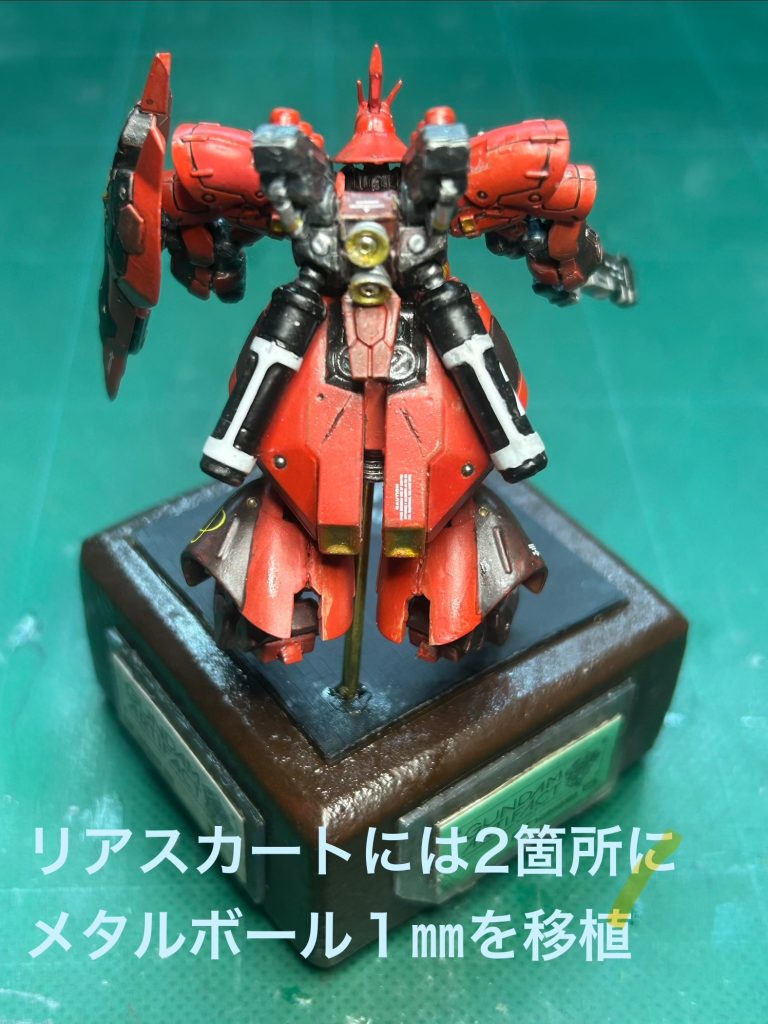 プロペラントタンクは白にしている人が多かったので、逆に黒字に白、エンボスなのでここはエナメルの白色を塗ってから黒のアクリル、後から黒を拭き取りといった逆塗装です。