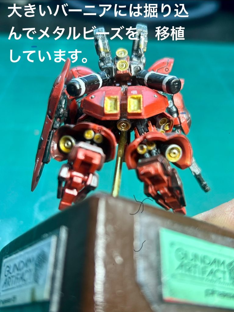 バーニアは穴が開いてないのが非常に目立つので開口してちょうどいいサイズだったのでシルバーメッキのメタルビーズを貼りました。いい感じです、内部はゴールドにしましたがブルーメタリックにしてる人も見かけますよね、設定的に青いバーニアはあるのでしょうか？今回の配色はサザビーRGの設定資料を参考にしたので赤は一応3色で塗り分けています。