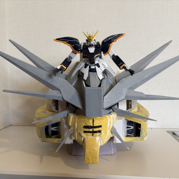 1/100&nbsp;デビルガンダム最終形態　を作ろうとしてます。まずは下半身？のガンダムヘッド部分から進めています。バンプレストのガンダムヘッドバンク（貯金箱）をベースに作業中です。GガンダムのBS再放送が終わるまでにはなんとか完成させたいです。（3枚目）