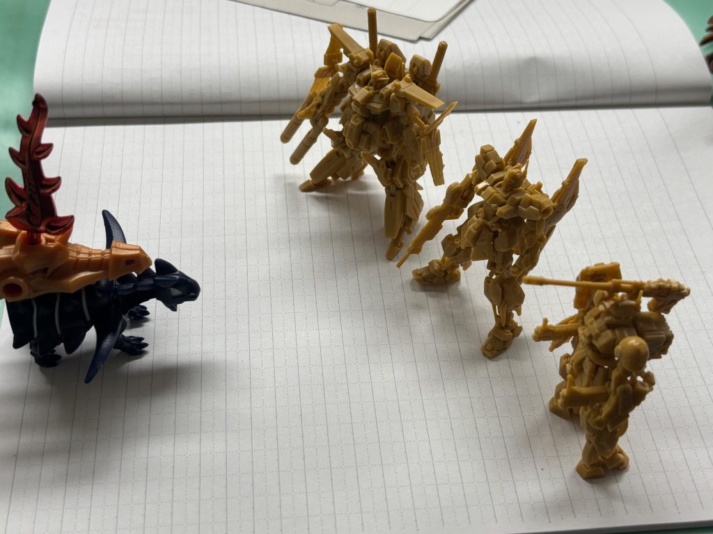 ダークホネホネザウルス（左）とガンダムアーティファクト